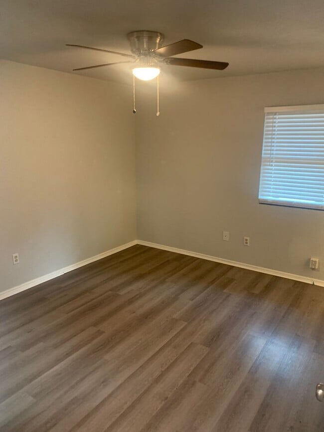 Building Photo - Renovated 3 Bedroom/ 1.5 Bath in Great Neighborhood