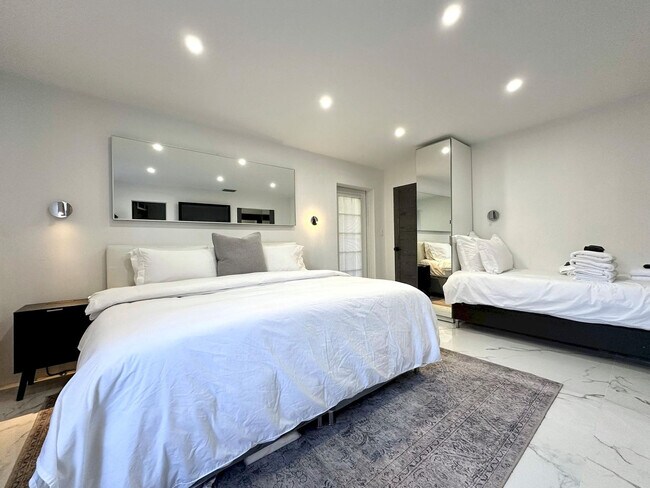 Building Photo - 5700 Saddlebrook Way