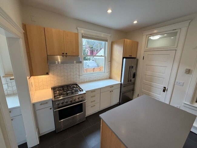 Building Photo - BRIGHT 2-BEDROOM TOWNHOME FOR RENT IN CHERRY HILL!