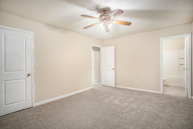 Building Photo - 3 bedroom 2 bathroom house