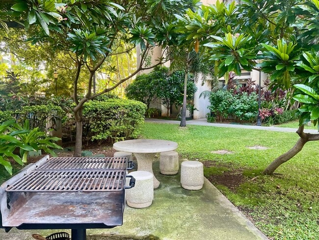 Building Photo - Charming & Convenient Studio, Great Building