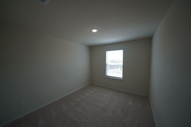 Building Photo - Beautiful home now available. Realtor Comm...