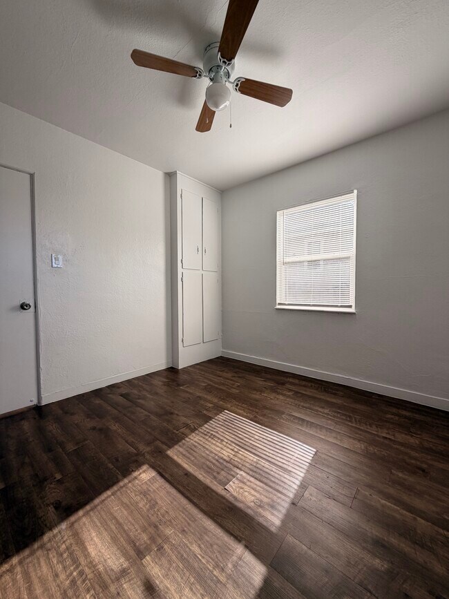 Building Photo - 2811 S Lincoln-2813