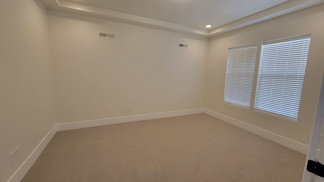 Building Photo - Washington Fields 4 bed | 3 1/2 bath | 3 c...