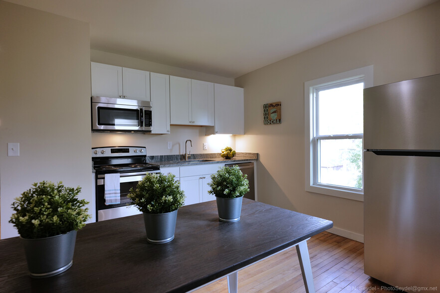 Eat-In Kitchen - 266 King St