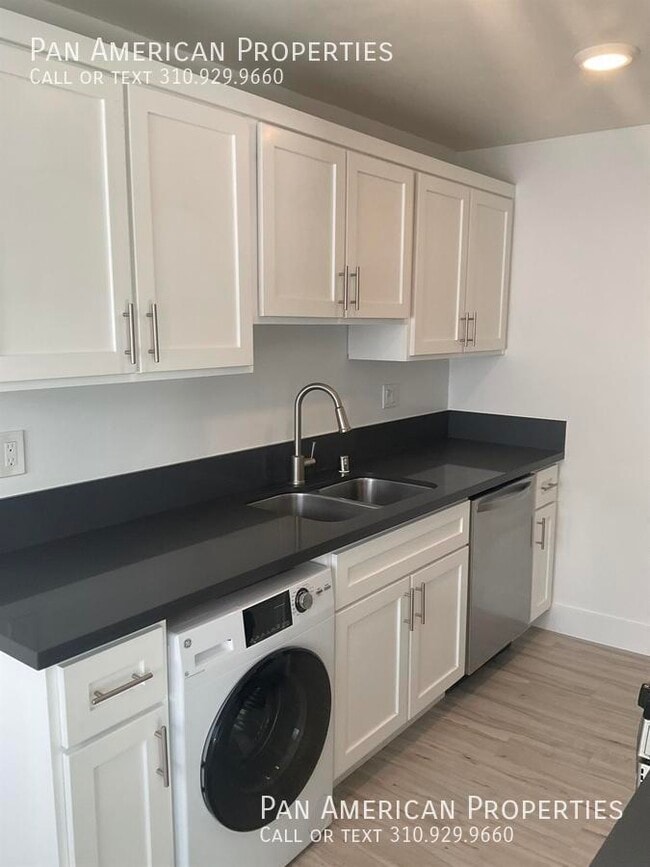 Building Photo - 5136 E Livingston Dr