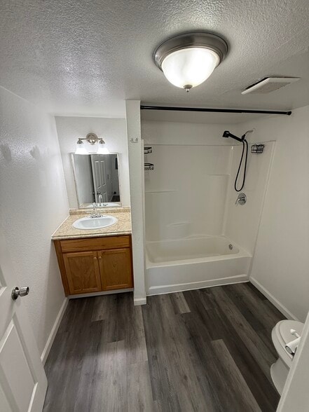 Building Photo - 208 Fesmire Ave