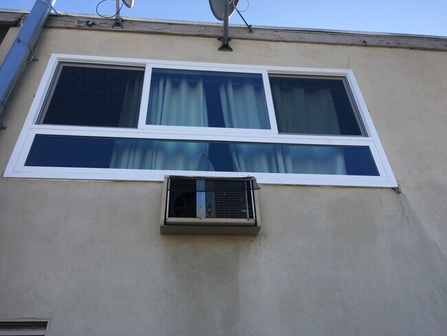 Building Photo - 1116 E Elk Ave