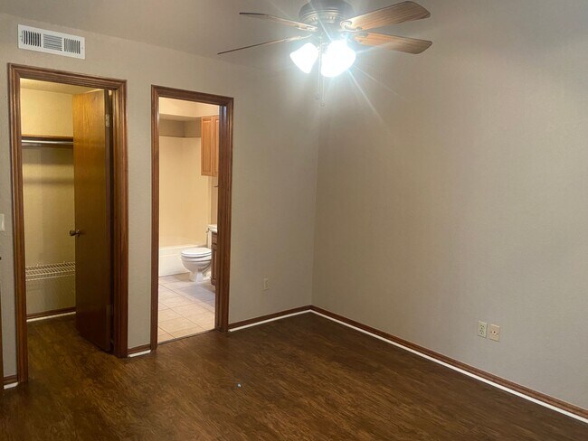Building Photo - Beautiful 2 bed 2 bath home in a great location!!