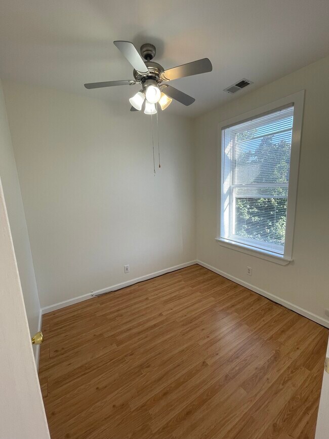 Building Photo - 4128 W Cornelia Ave