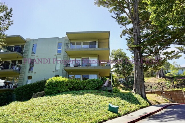 Building Photo - Top Floor Corner Unit with Mountain and Ba...