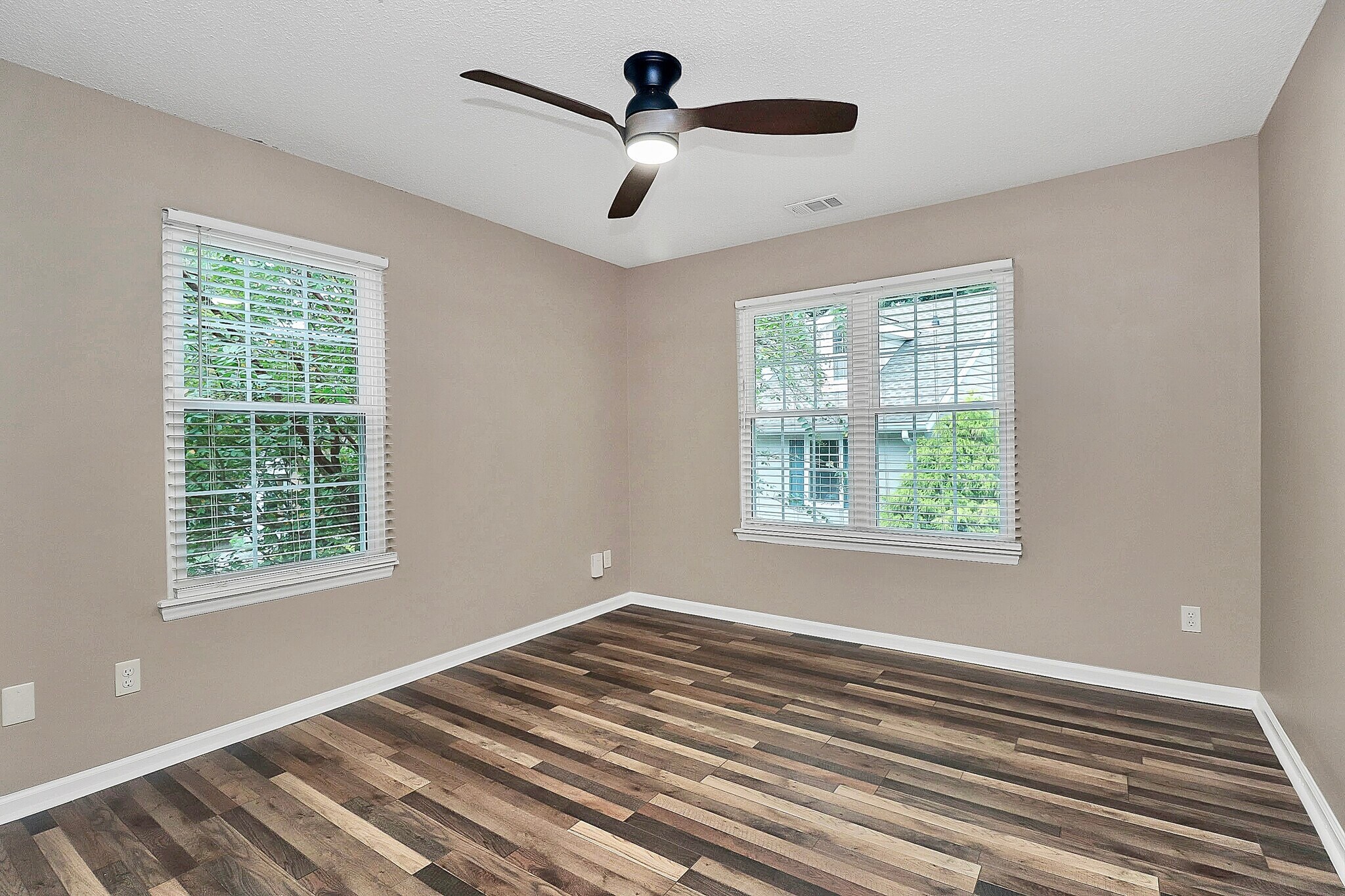 Building Photo - 9214 Kings Canyon Dr