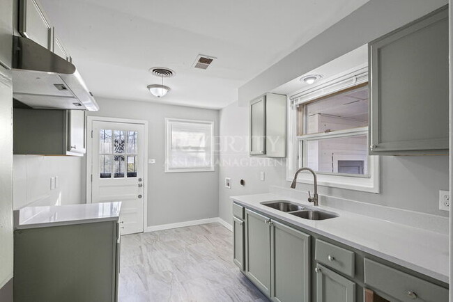 Building Photo - A BERCLAIR BEAUTY!!!