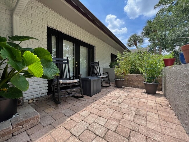 Building Photo - Audubon Park 2/2 Corner Unit Villa with La...