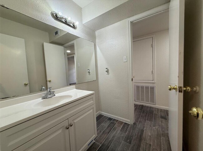 Building Photo - 12500 Sandpiper Dr