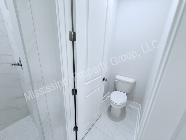 Building Photo - 3BD/3.5BA - END UNIT @ THE RESERVE