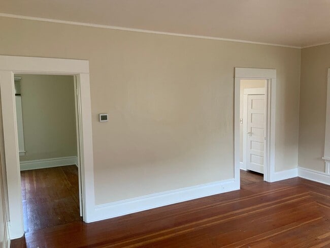 Building Photo - 2 Bedroom Unit in Triplex Near Downtown and Campus