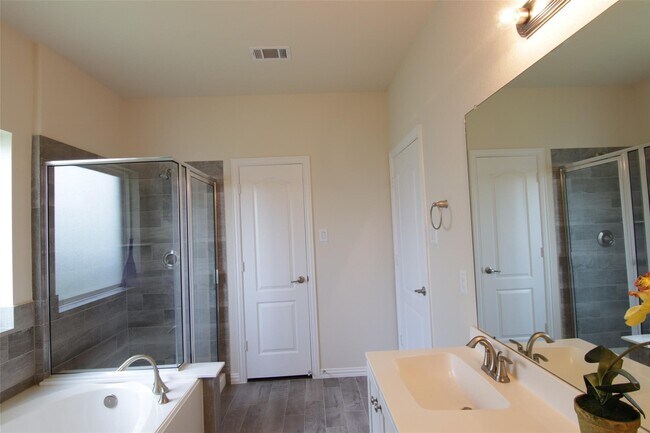 Building Photo - 1907 Benbrook Hollow Ln