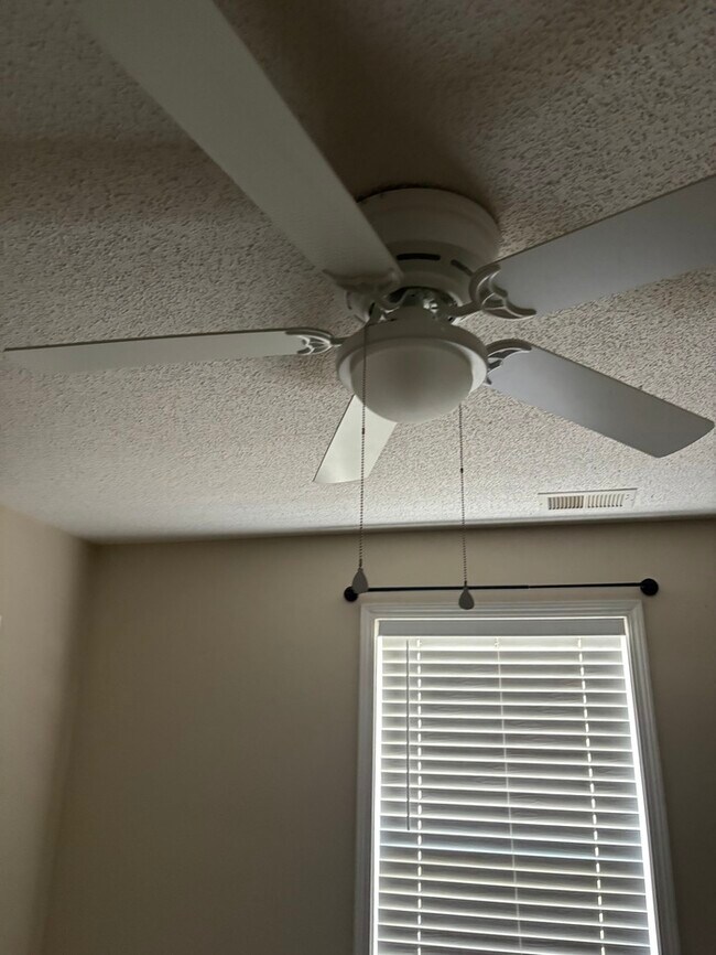 Building Photo - 162 W Hampton St