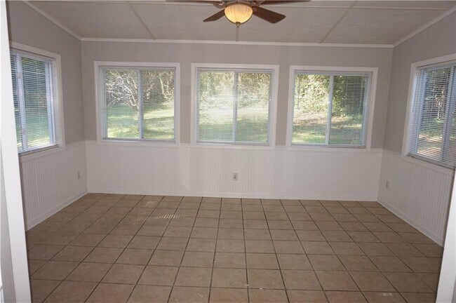 Building Photo - 2477 Creekview Dr SW