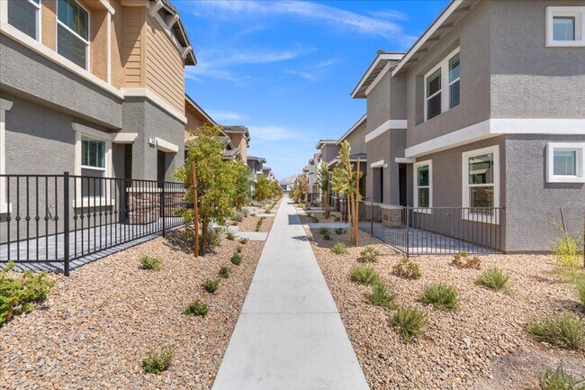 Building Photo - 900 Rosy Starling St