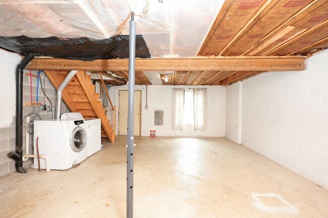 Building Photo - 1421 E Caracas Ave
