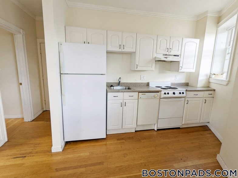 Building Photo - 4 Bishop Allen Dr