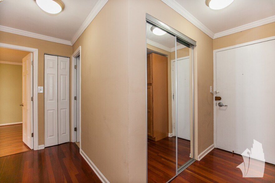 Building Photo - 3950 N Lake Shore Dr