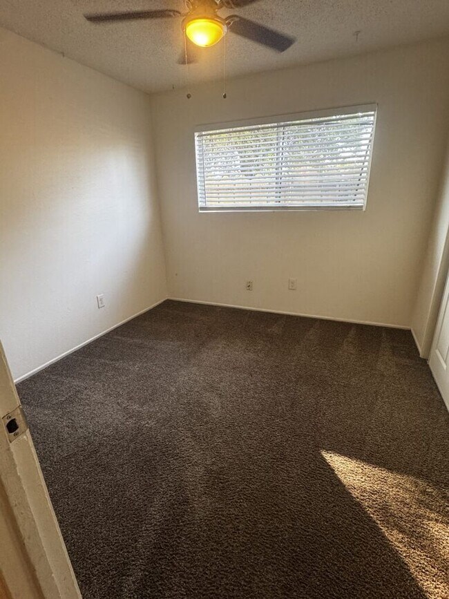 Building Photo - Oakdale-3 bedroom/1 bath Apartment - $300 OFF FIRST MONTH RENT MOVE IN SPECIAL