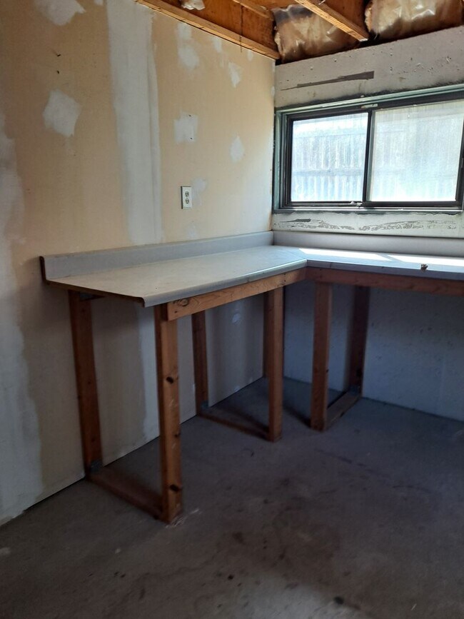 Building Photo - ALL PROSPECTIVE TENANTS MUST SUBMIT A $58 ...