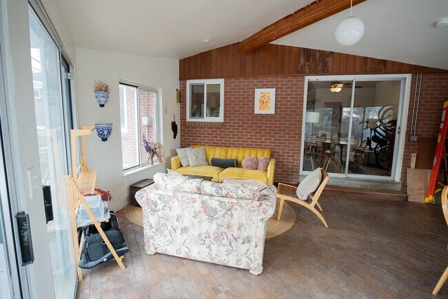 Building Photo - 180 Estes St