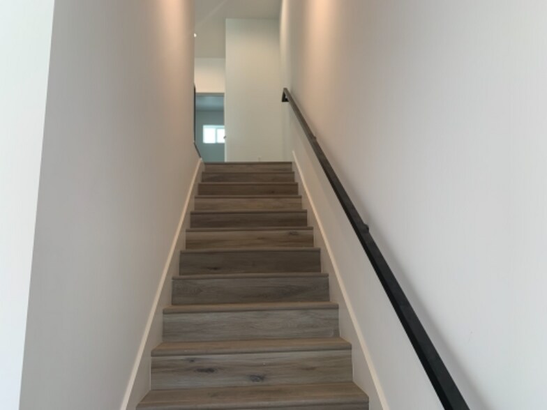 Building Photo - 4825-4825 Riverton Ave