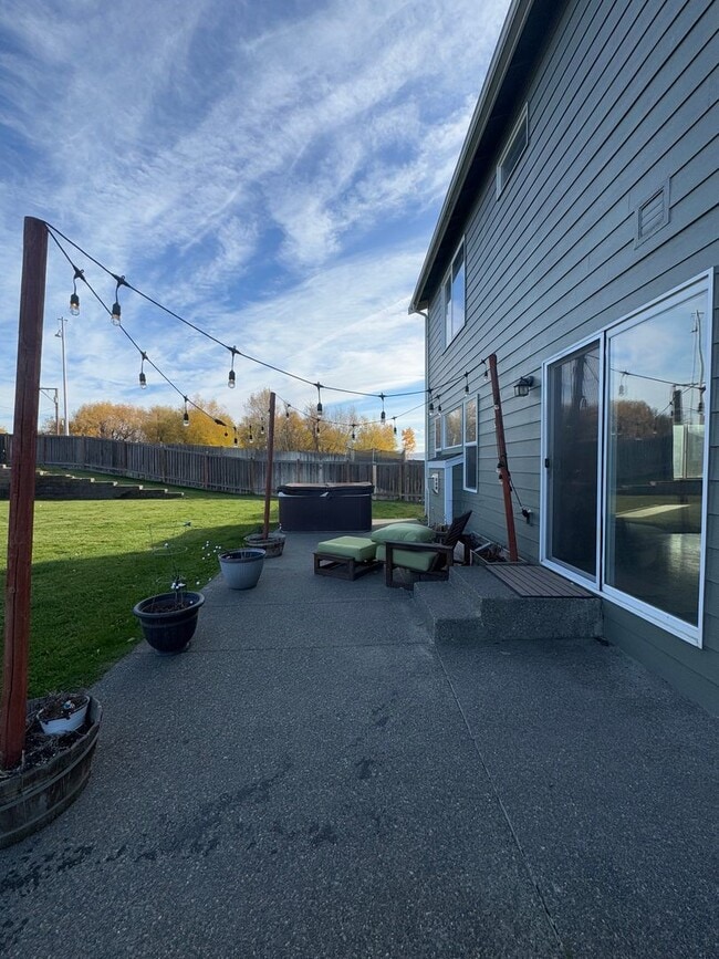 Building Photo - Beautiful Rental with Oversized Yard & Open Layout