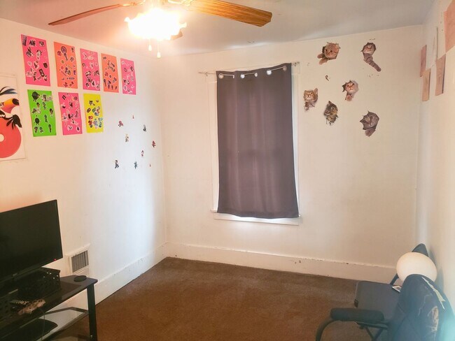 Building Photo - Inviting 2-Bedroom Home with Spacious Livi...