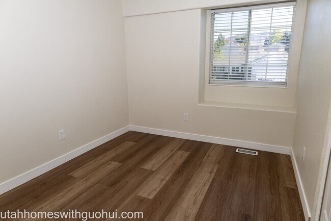 Building Photo - 441 2280 N