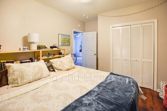 Building Photo - 146 Line St