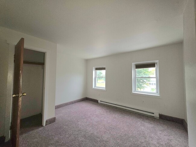 Building Photo - Freshly Renovated 2 Bedroom Townhome!