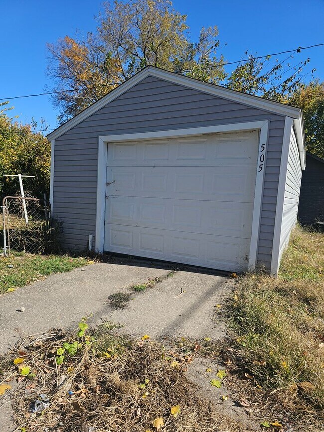 Building Photo - There is a $25 fee per application and eve...