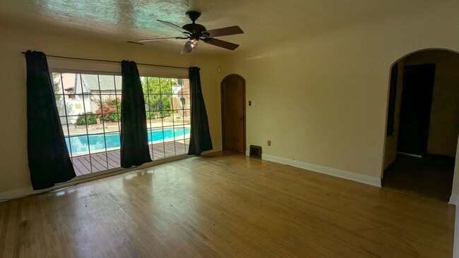 Building Photo - Beautiful 2 Bed 1.5 Bath Single Family Hom...
