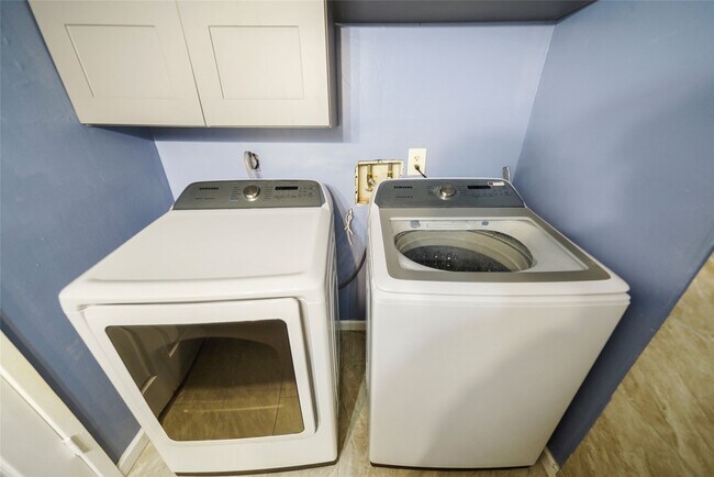 Building Photo - 11502 Village Pl Dr