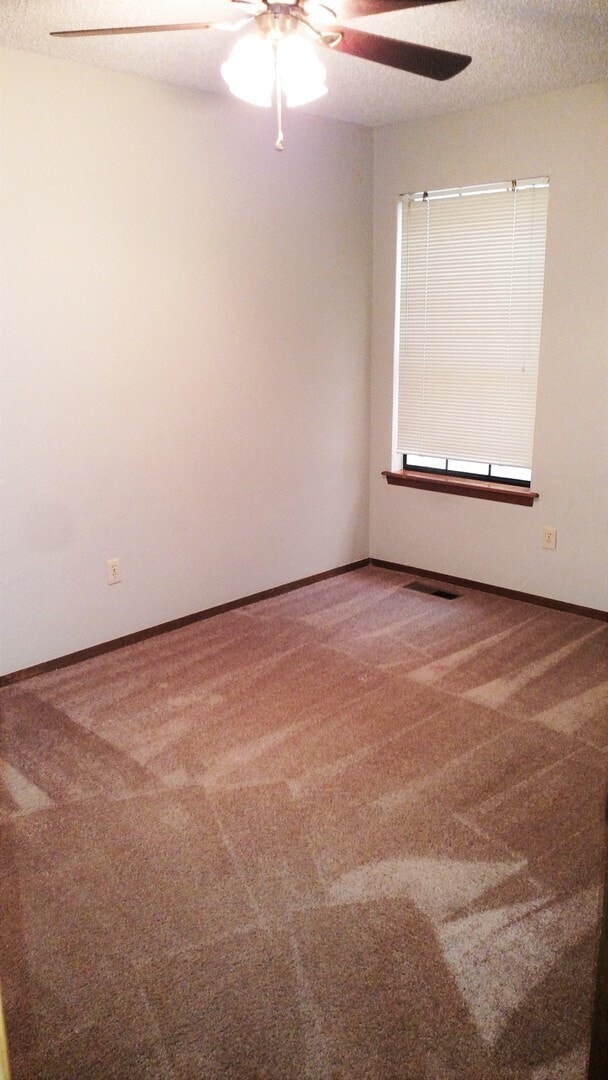 Building Photo - 2 Bedroom 2 Bathroom Townhome Fairfield Gr...
