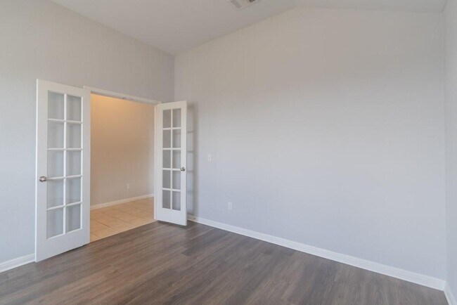 Building Photo - 1411 Elbe St