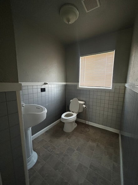 Bathroom / shower and bathtub - 5984 Redburn Ave