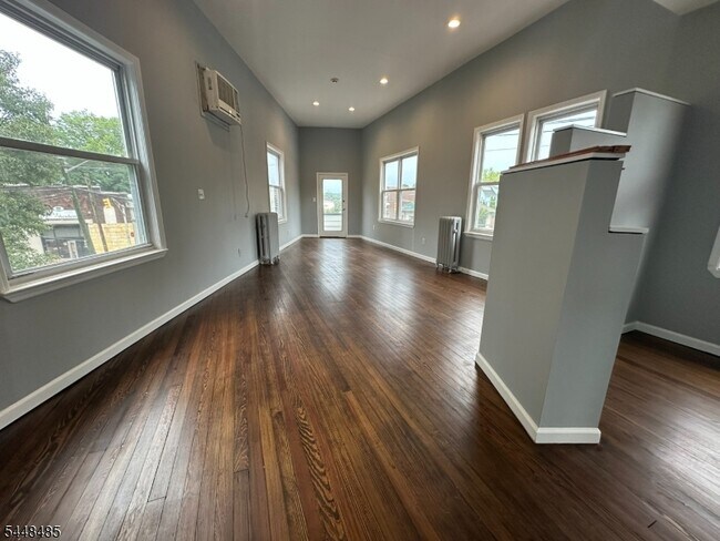 Building Photo - 746 Bloomfield Ave
