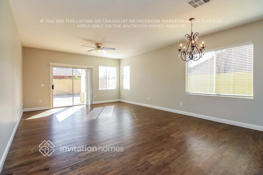 Building Photo - 686 E Colt Ct