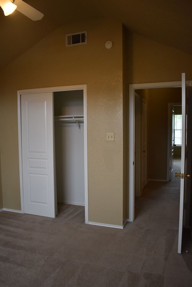 Building Photo - 2521 Creek Dr
