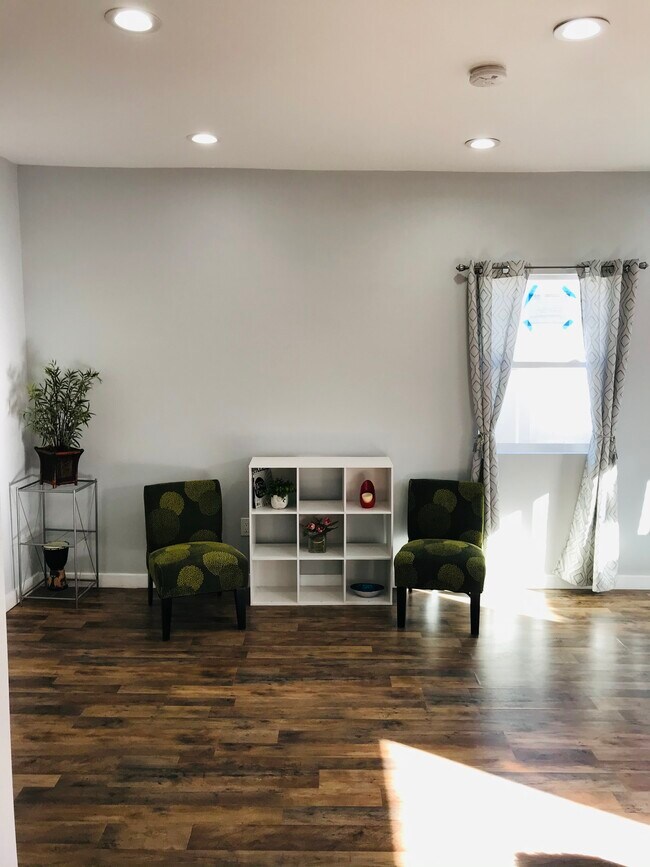 Comfy sitting area - 10500 Hayvenhurst Ave