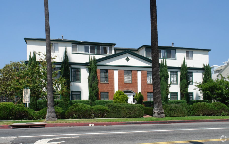 Building Photo - 425-427 N Doheny Dr