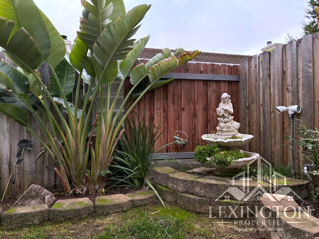 Building Photo - Updated 3 Bedroom, 2 Bathroom, Single-Story Home in Antelope!