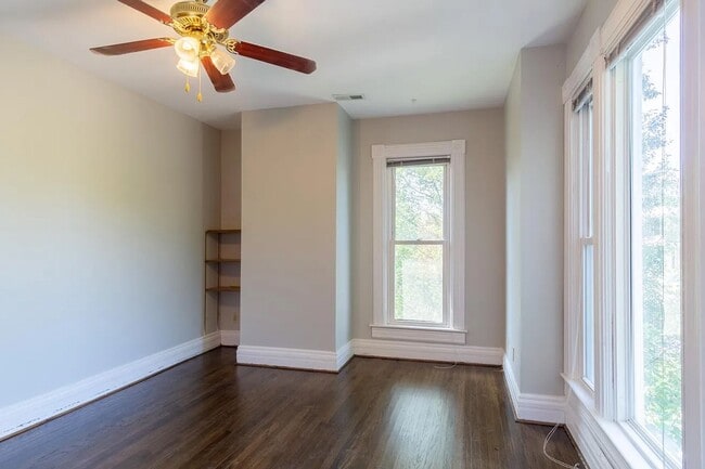 Building Photo - Very Spacious 2 Bed 2.5 Bath Home!